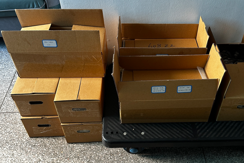 Verschiedene Lager warten auf den Expressversand nach Kanada